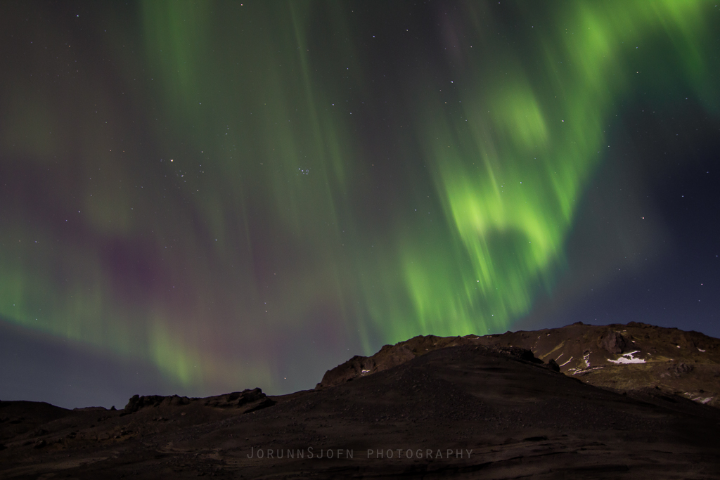 冰島Hafnarfjordur市附近的Kleifarvatn湖觀測極光