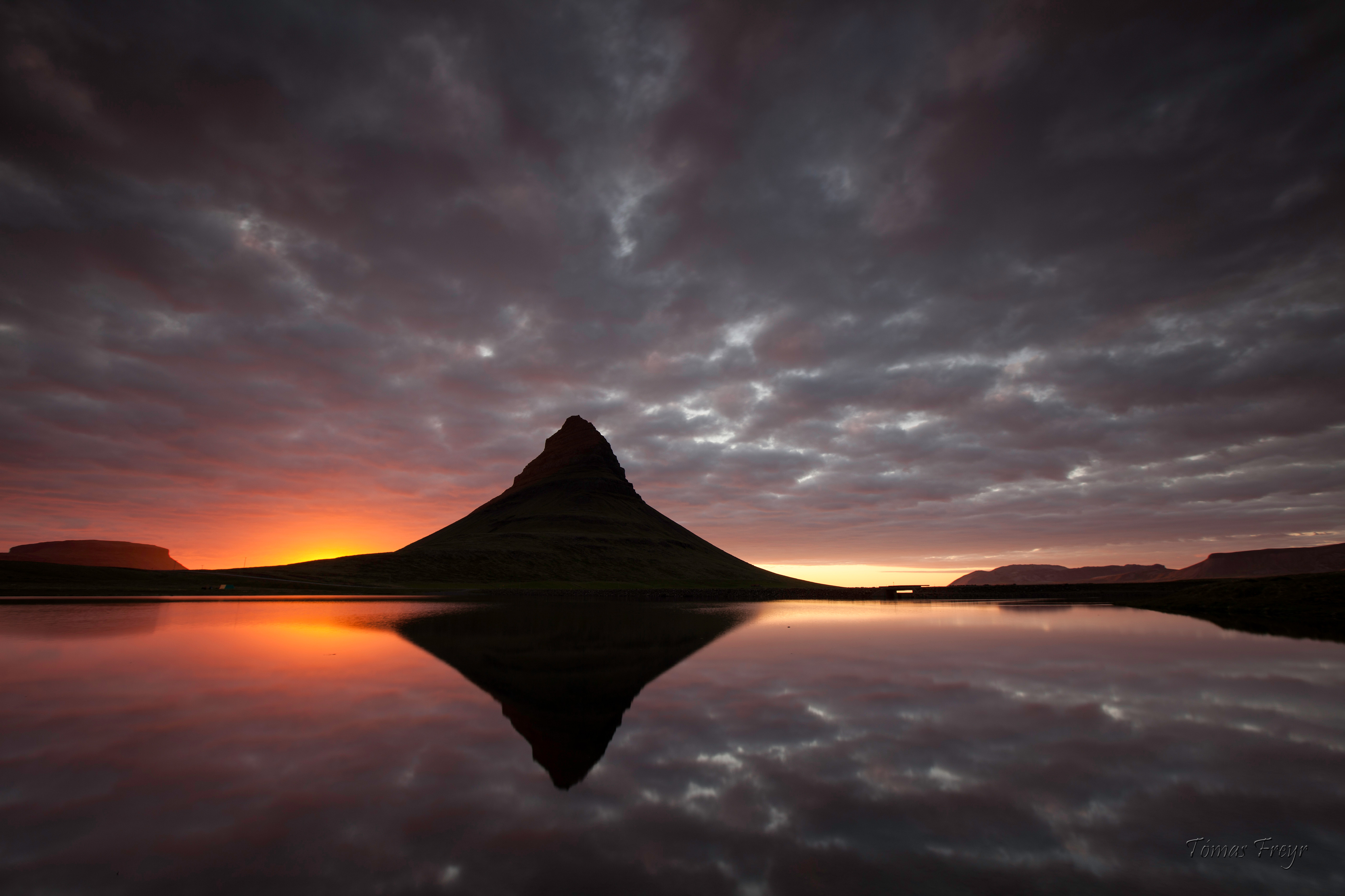 冰島午夜陽光下的教會山Kirkjufell