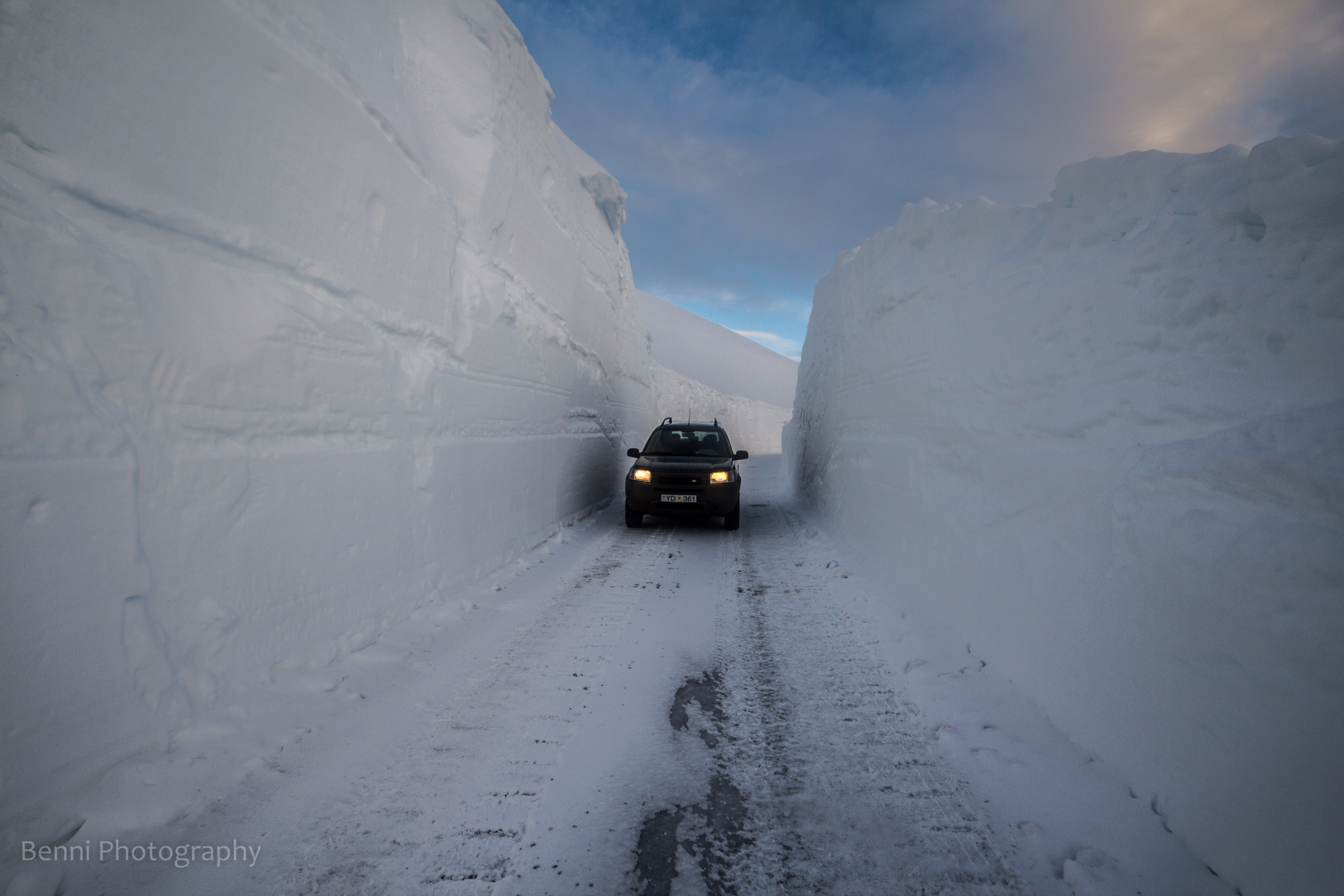 冰島西峽灣的隆冬季節積雪超厚的情況